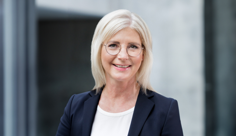 Portraitbild von Frau Staatsministerin Ulrike Scharf
